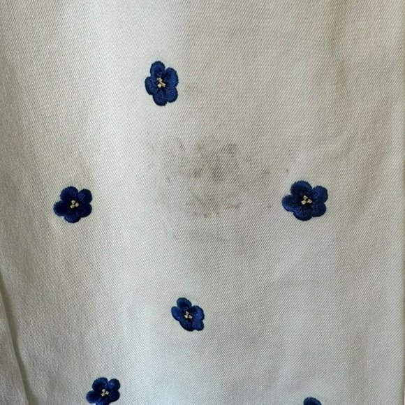 St. John Sport Cropped White‎ Blue Flower Embroidered Pants Womens 8 *Stains* - Picture 2 of 5